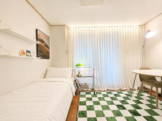 4Fully furnished studio in the heart of Hongdae, 15 minutes from Itaewon, solo travel - 0