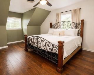 Relaxing Pool + Outdoor TV | Spacious 3/3 Retreat - 1