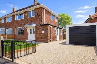 3-Bed House - Sleeps 5 - Free Driveway Parking - Van Friendly - Close to Leeds City Centre - 0