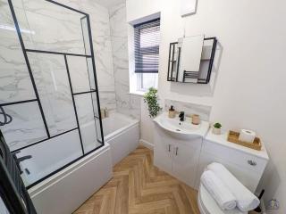 3-Bed House - Sleeps 5 - Free Driveway Parking - Van Friendly - Close to Leeds City Centre - 3