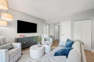 Renovated 2BR Condo Walk to Beach Pool Decks - 7