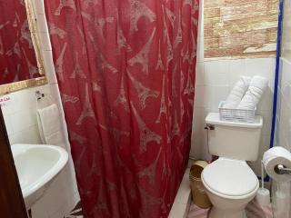 BAÑOS MINI DEPARTAMENTO AMOBLADO EN PLENO CENTRO de LA CIUDAD - 1