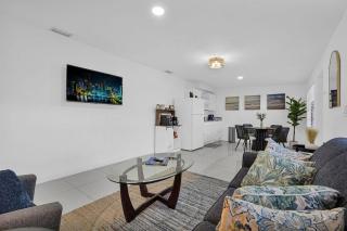 Luxury Suite with Jacuzzi, Tiki Hut and Private Patio - 4