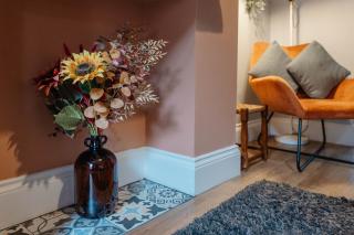 Charming Victorian Terrace near City with Free Parking - 1