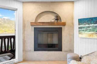 Tremblant Lakeview Retreat w Balcony and Fireplace - 2