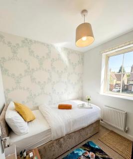4 Bed Beautiful Home Near Town Centre & Free Parking - 5