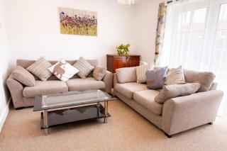 4 Bed Beautiful Home Near Town Centre & Free Parking - 3