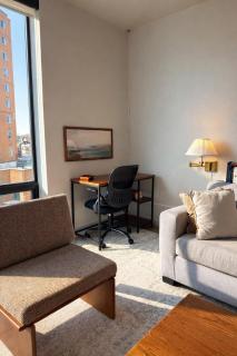 East Side Luxury 1BR Apt - Near Brady St with Balcony and Lounge - Sleeps 4 - 5