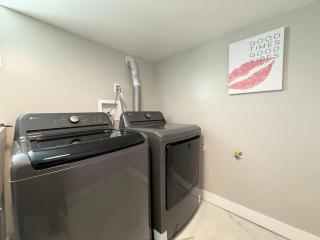 Chic 2BR Basement Apartment, Easy Access to NYC & Major Attractions - 1