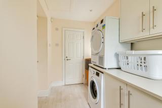 Clevoni Homes 5 bedroom house with Off-street parking - 5