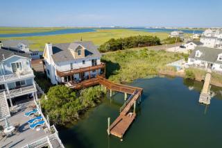 Waterfront Manor Wow Private Dock & Decks - 9