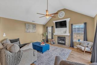 Pet-Friendly 3BR Home, Fenced Yard, Near KC - 5