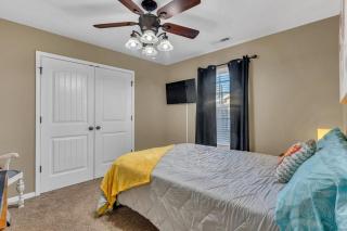 Pet-Friendly 3BR Home, Fenced Yard, Near KC - 3
