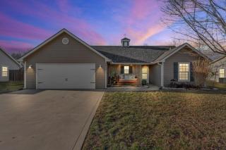 Pet-Friendly 3BR Home, Fenced Yard, Near KC - 0