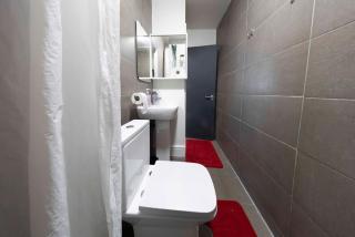 Spacious 4BR Home in Mile End - 7