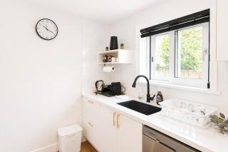 Bright Modern 1-Bedroom Suite near YVR with Private Entrance & Laundry - 7