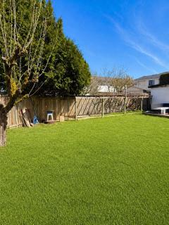 Bright Modern 1-Bedroom Suite near YVR with Private Entrance & Laundry - 4