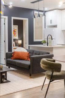 The Urban Haven 4BR in the Heart of Plateau MTL - 2