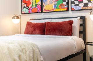 The Urban Haven 4BR in the Heart of Plateau MTL - 2