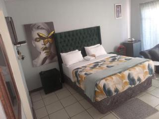 Urban Escape Day and Night Guest House - 5