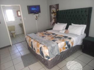 Urban Escape Day and Night Guest House - 0