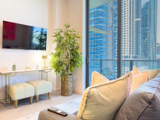F1111 Sleek 1BR with Den an Oasis with Pool and Gym in Downtown Miami - 4