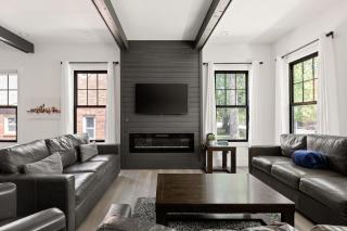 Luxe Indy Home - Walk to Dining - Game Room - Family - 4