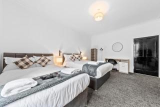 Comfortable 4-Bed Apartment in Hawick with Fast WiFi - 6