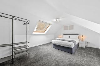 Comfortable 4-Bed Apartment in Hawick with Fast WiFi - 4