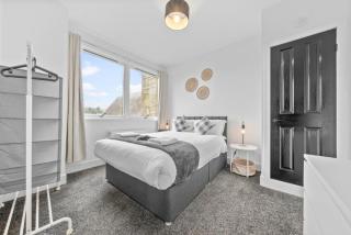 Comfortable 4-Bed Apartment in Hawick with Fast WiFi - 8