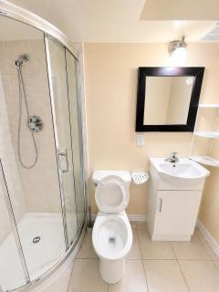 1min walk to Bus NEAR SKYTRAIN, QUEEN bed PRIVATE ENSUITE BATHRoom - 5