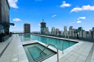 F1111 Sleek 1BR with Den an Oasis with Pool and Gym in Downtown Miami - 6