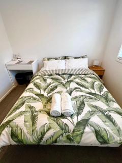 Room and Private Bathroom in Woodend - 4