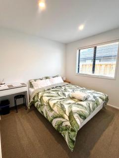 Room and Private Bathroom in Woodend - 0