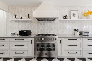 Elegant Main-Level 2BR Living in Kerrisdale - 8