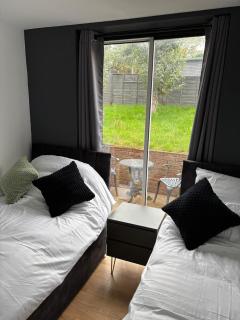 Stourbridge Future Stays 2 Bedroom Ground Floor Apartment - 9