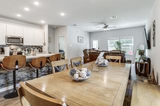 Pool & Dog Park Access! Porter Family Home w/ Yard - 4
