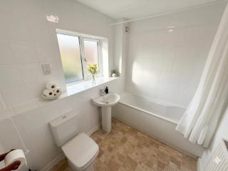 5-Bed MK Home - Sleeps 12 - Contractors & Groups Welcome - 4