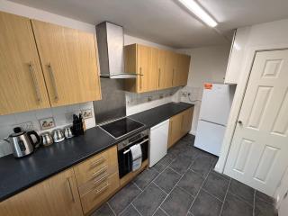 5-Bed MK Home - Sleeps 12 - Contractors & Groups Welcome - 8
