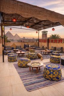 Hur palace pyramids view - 0