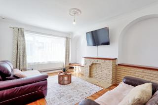 Bright & Spacious 2BR Retreat in Tilbury - 0