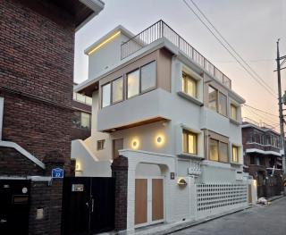 New l Hongdae 3BR l 4 Queen Beds l 5min walk - Seoel - 0