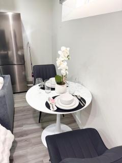 Velvet and Rose Elegant Private 2BR Basement Suite - 4