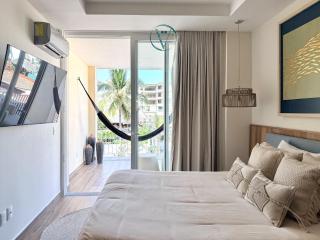 2BR Oceanfront 10 steps of sandy beach - 1