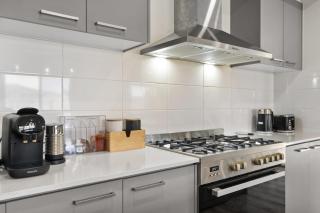 Garden Retreat 4-Bed House in Tarneit - 6