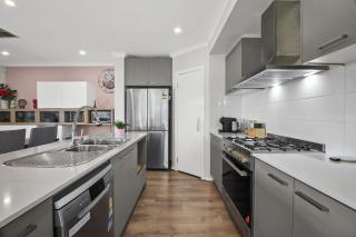 Garden Retreat 4-Bed House in Tarneit - 5