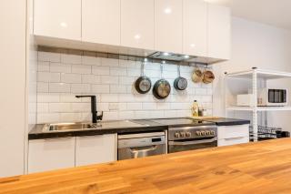 Modern Merivale Escape Prime Location - 6