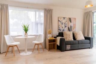 Modern Merivale Escape Prime Location - 3