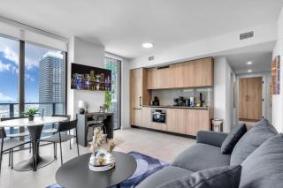 Downtown 2BR-35th Floor Views- Pool Gym -Prime Walkable Location - 6
