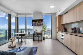 Downtown 2BR-35th Floor Views- Pool Gym -Prime Walkable Location - 7